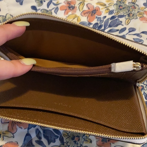 New White Coach wristlet wallet with larger inside pocket for phone or checkbook - Picture 6 of 8